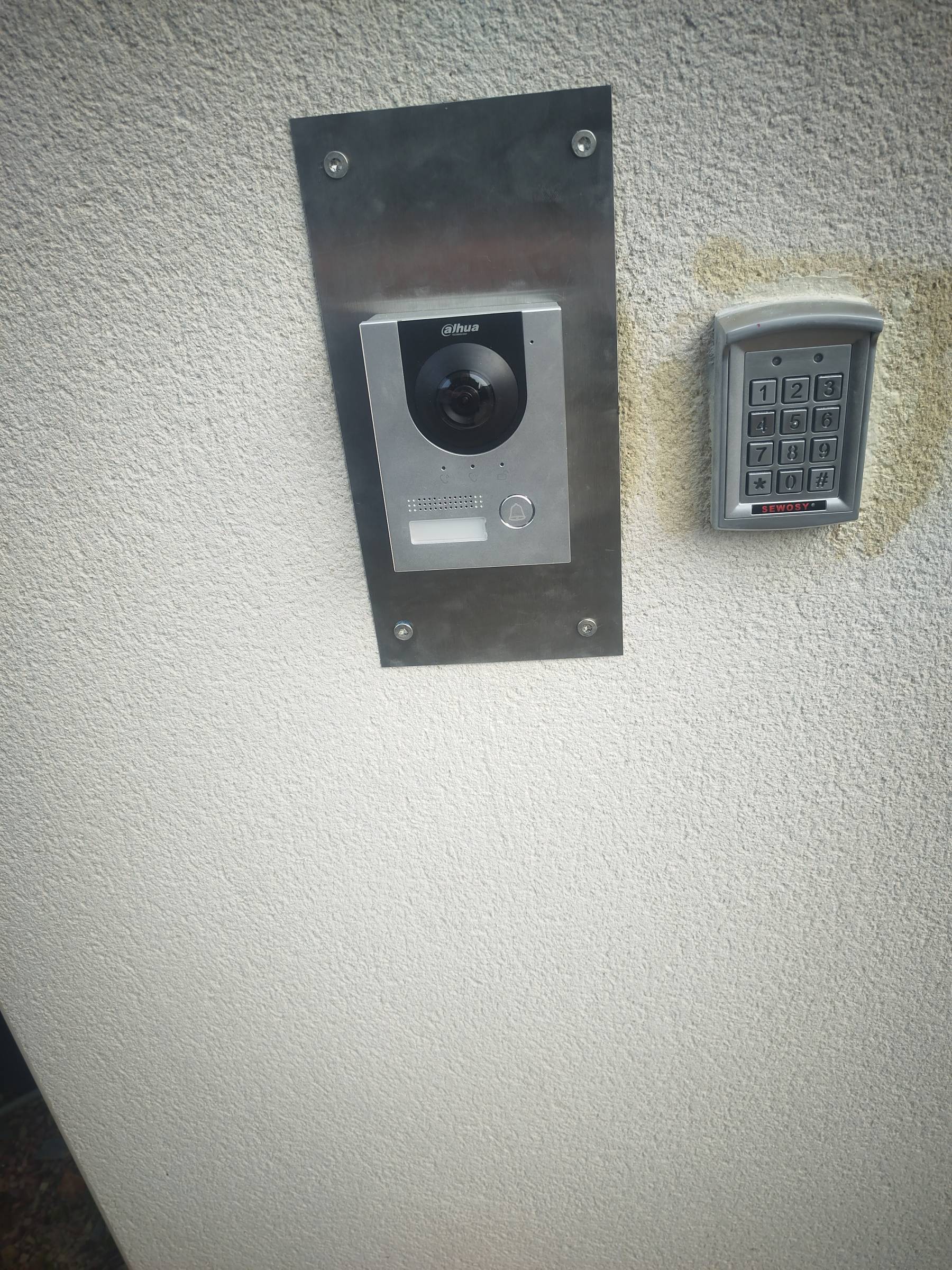 visiophone connecté smartphone avec digicode pour ouverture portail coulissant